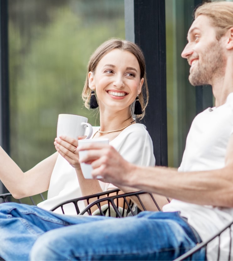 Groupe Maverick - Hypothèque - Taux hypothécaire - JA Hypothèques - couple on the terrace of the modern house 2025 03 15 06 31 21 utc min