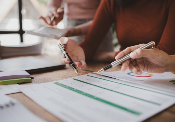 Groupe Maverick - Hypothèque - Taux hypothécaire - JA Hypothèques - group businessman attended a meeting with executiv 2025 01 16 23 48 57 utc