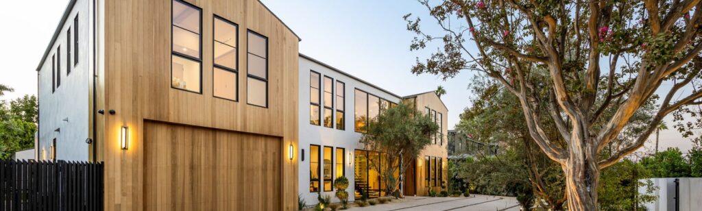 Groupe Maverick - Hypothèque - Taux hypothécaire - JA Hypothèques - modern wooden facade house with landscaped drivewa 2025 02 10 06 47 14 utc min