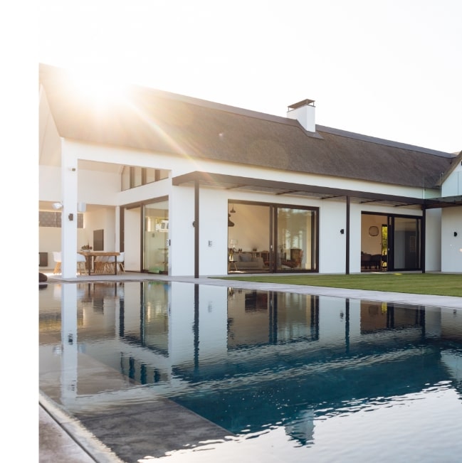 Groupe Maverick - Hypothèque - Taux hypothécaire - JA Hypothèques - view of luxurious modern house exterior with garde 2025 04 04 05 49 46 utc min