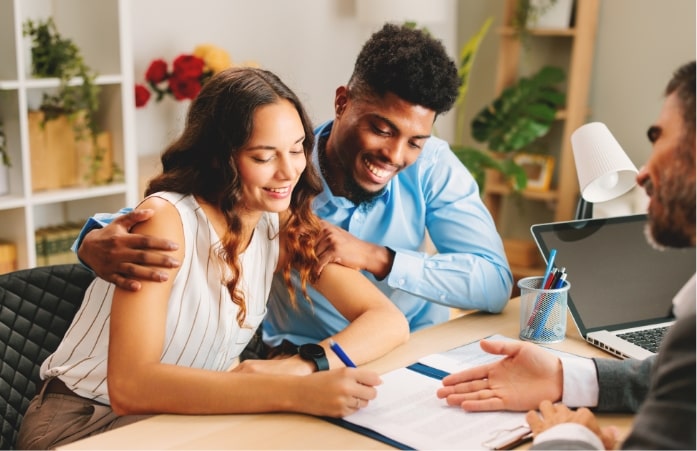 Groupe Maverick - Hypothèque - Taux hypothécaire - JA Hypothèques - young latin american couple signing a contract wit 2025 03 12 23 03 02 utc min